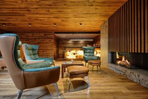 2 bars/lounges, poolside bar