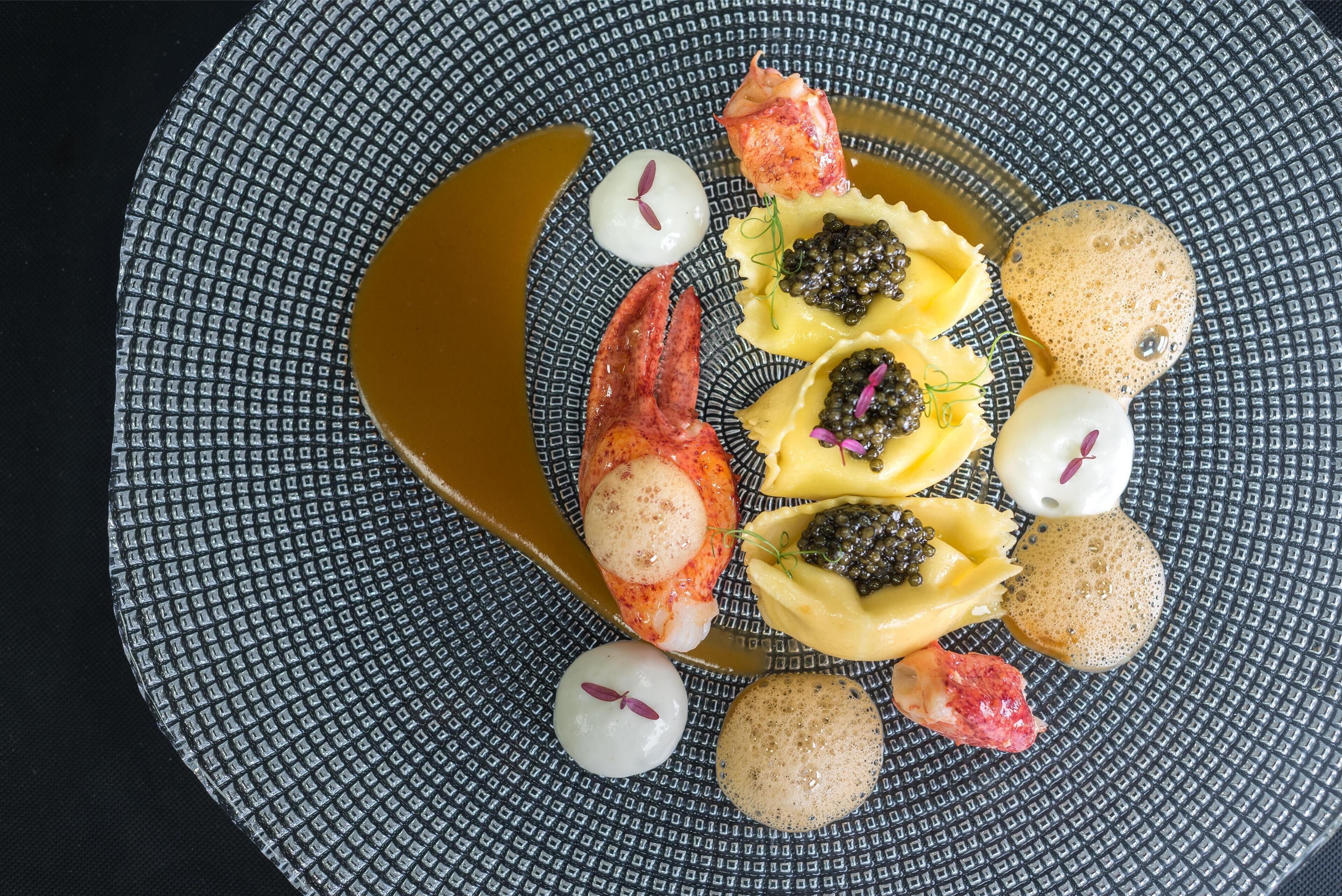 Un plato con diversos mariscos y guarniciones.
