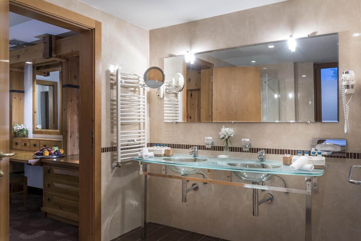 separate bathtub and shower, deep-soaking bathtub