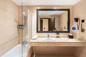 Peralatan tempat tidur premium, bar mini, peti besi dalam bilik, meja
