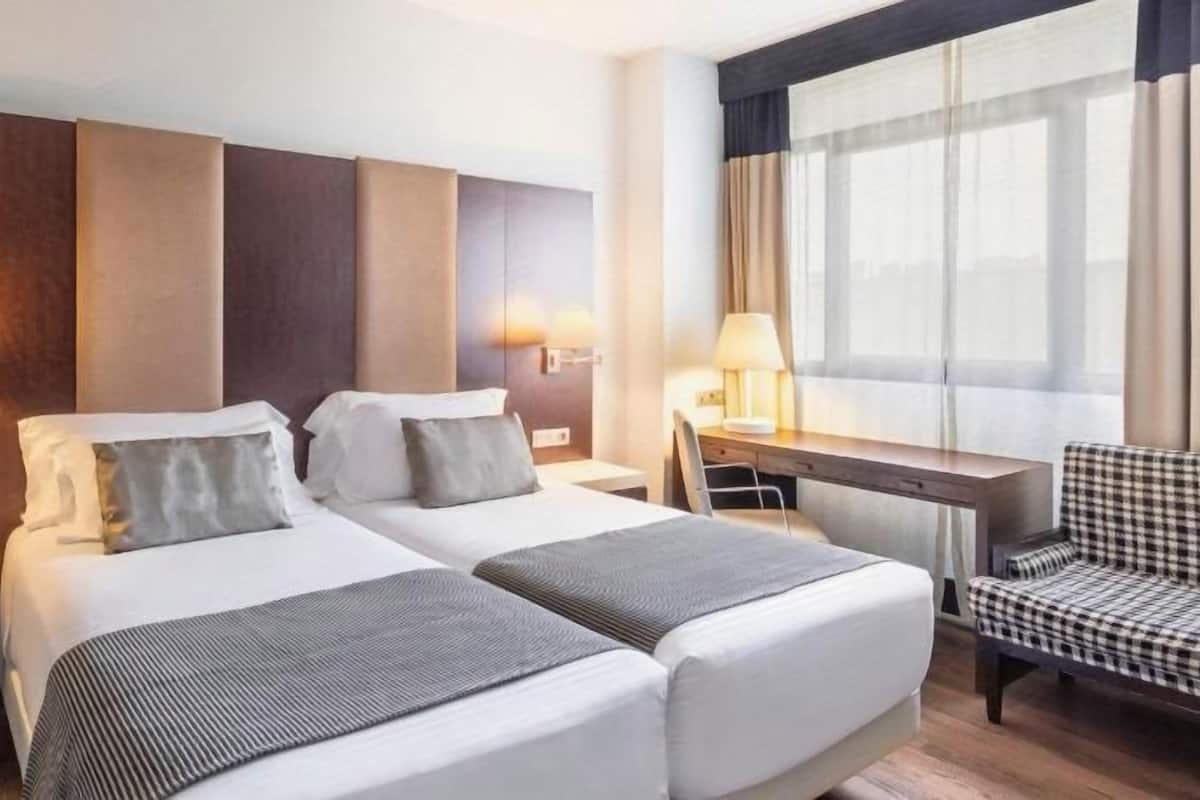 Ropa de cama de alta calidad, minibar, caja fuerte y escritorio