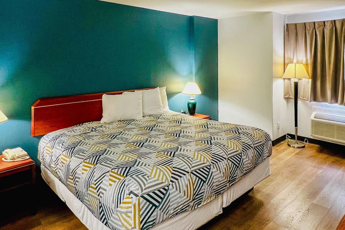 Deluxe Room, 1 King Bed, Accessible, Non Smoking | Premium bedding, pillowtop beds, desk, laptop workspace