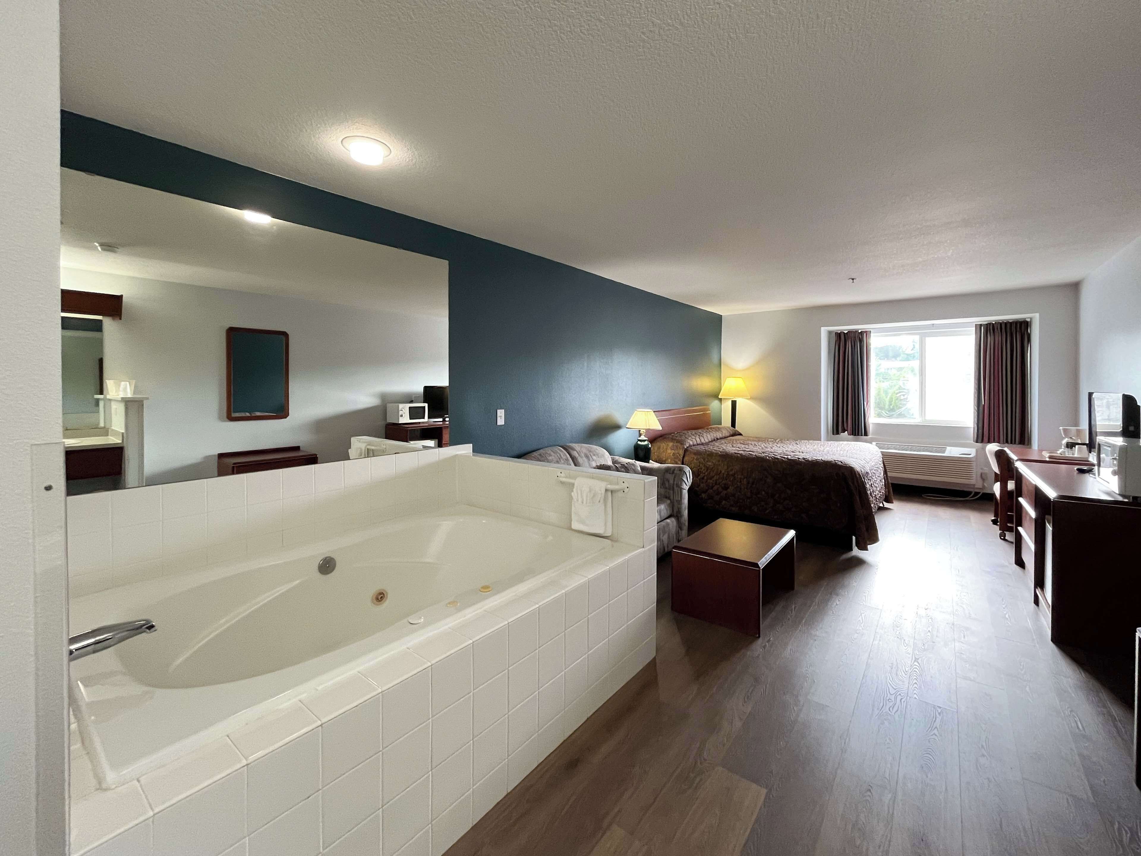 Deluxe Room, 1 King Bed, Non Smoking, Refrigerator &amp; Microwave | Premium bedding, pillowtop beds, desk, laptop workspace