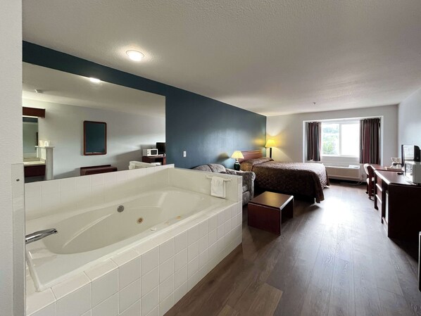 Deluxe-huone, 1 suuri parisänky, tupakointi kielletty, jääkaappi ja mikroaaltouuni | Ylelliset vuodevaatteet, pillowtop-patjalliset sängyt, työpöytä