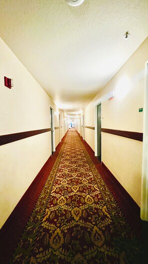 Hallway - Studio 6 Suites Portland OR- I-5 OHSU (Portland)