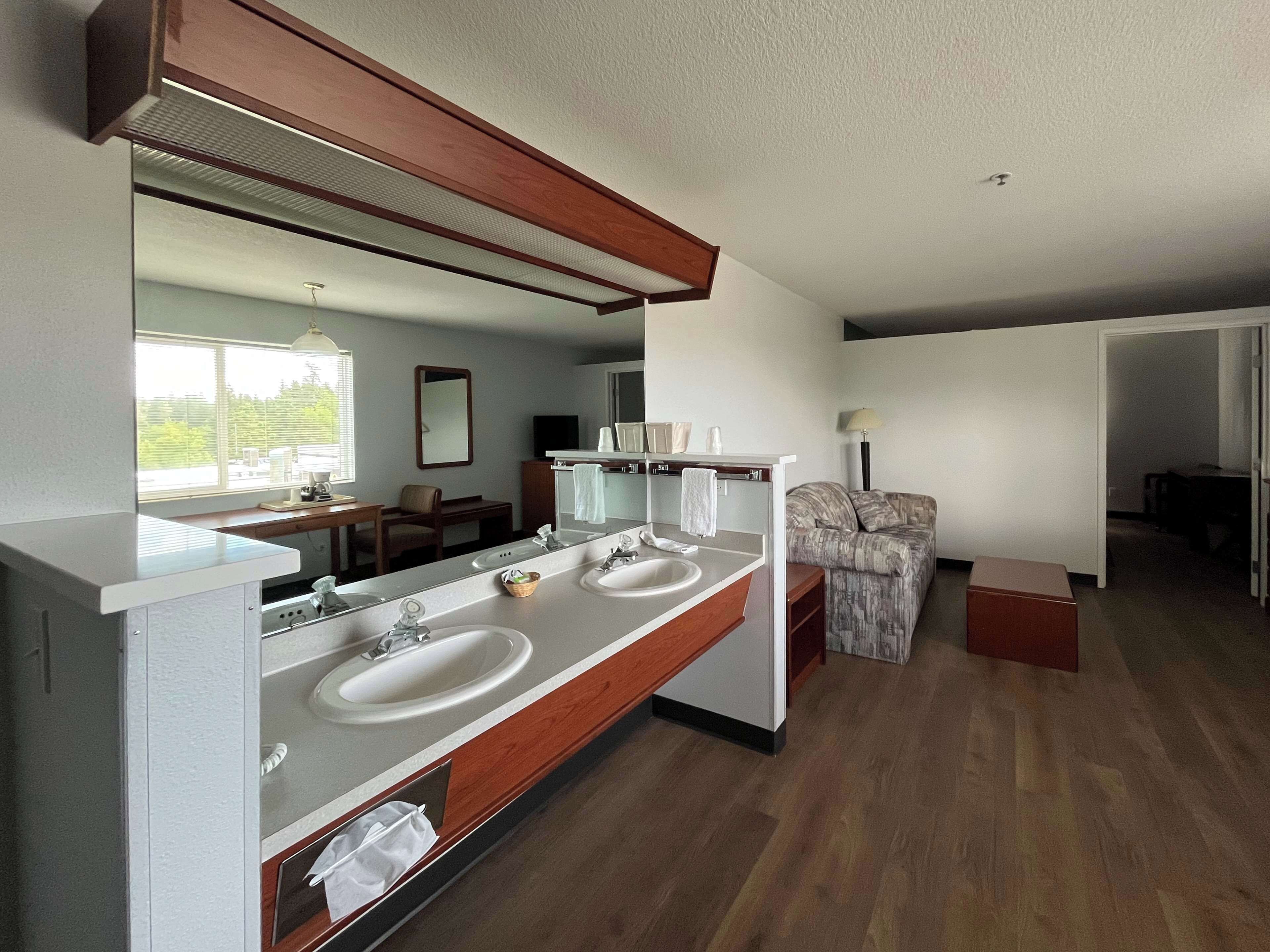 Ropa de cama de alta calidad, colchones con pillow-top y escritorio 