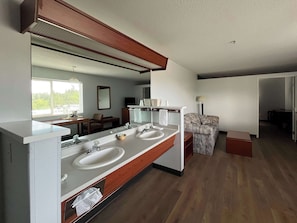 Standard-sviitti, 1 suuri parisänky, tupakointi kielletty, jääkaappi ja mikroaaltouuni | Ylelliset vuodevaatteet, pillowtop-patjalliset sängyt, työpöytä