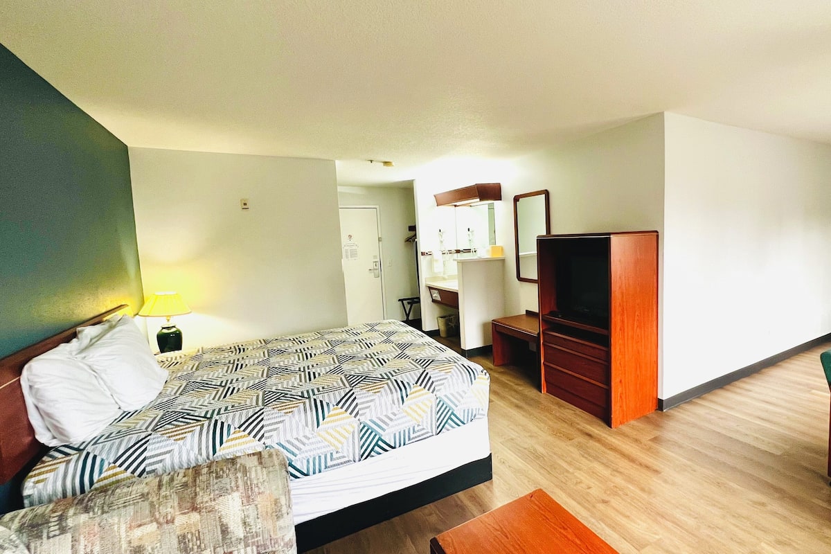 Premium bedding, pillowtop beds, desk, laptop workspace