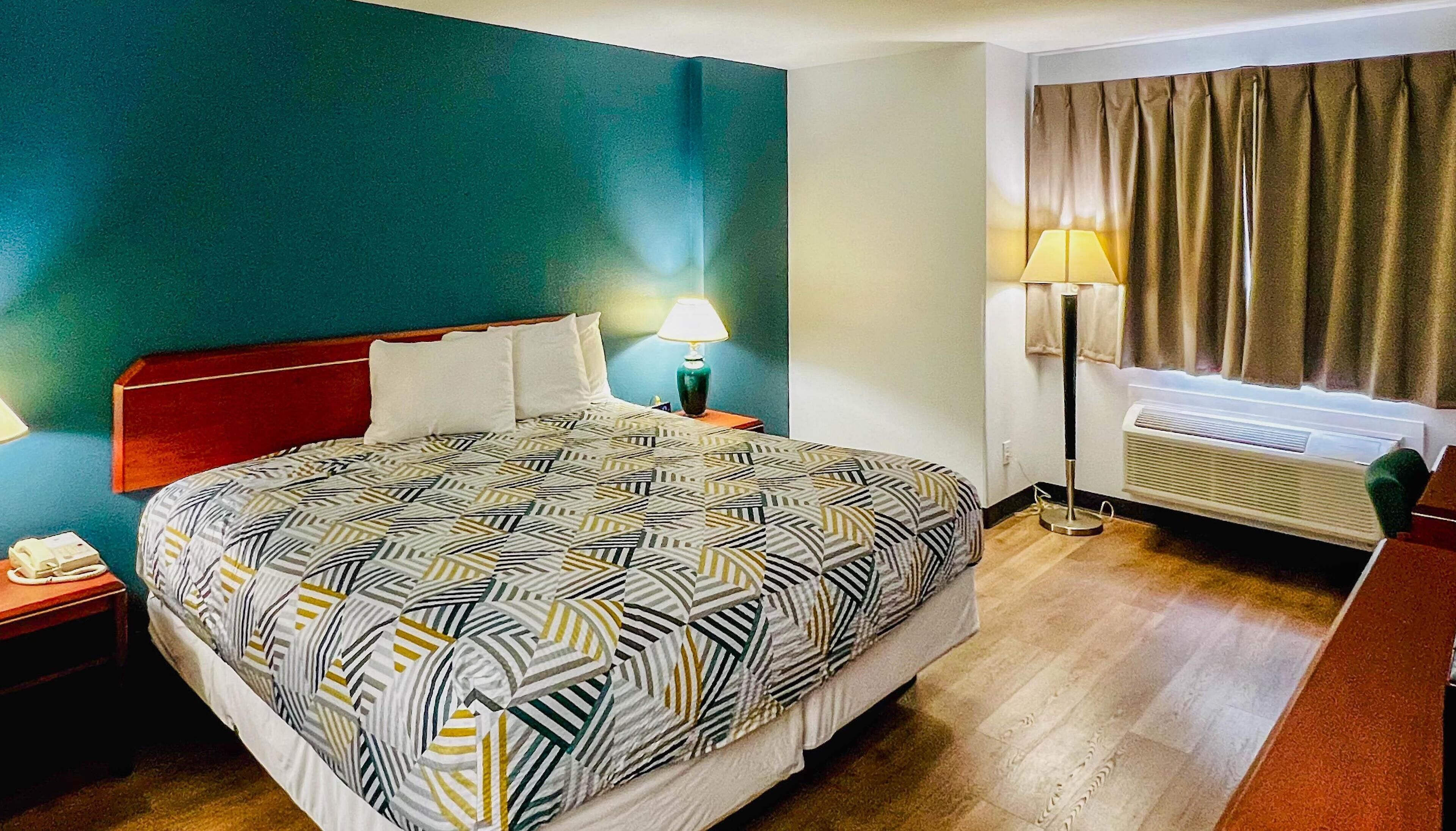 Standard-huone, 1 suuri parisänky, esteetön kylpyamme, tupakointi kielletty | Ylelliset vuodevaatteet, pillowtop-patjalliset sängyt, työpöytä