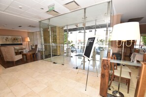 Interior entrance - Tower Inn and Suites (San Rafael)