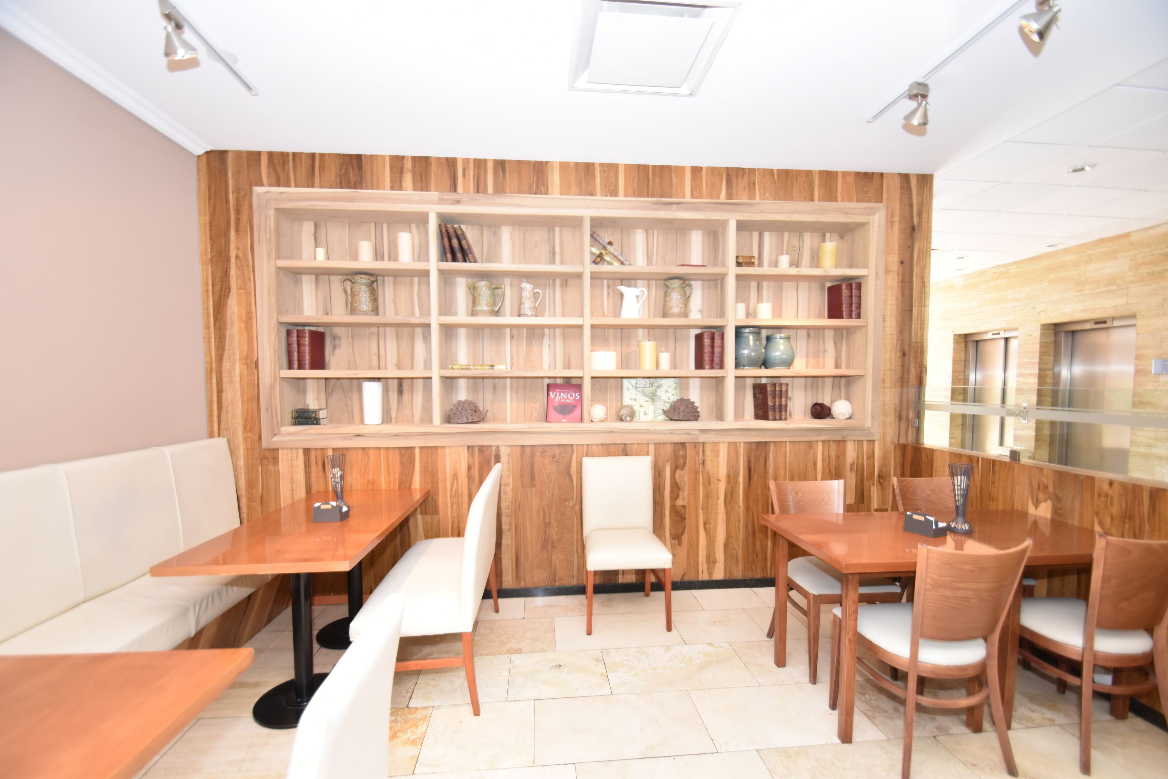 Photo - Hotel Tower Inn & Suites