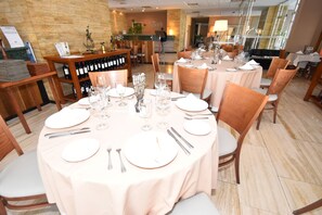 供应早餐、午餐和晚餐