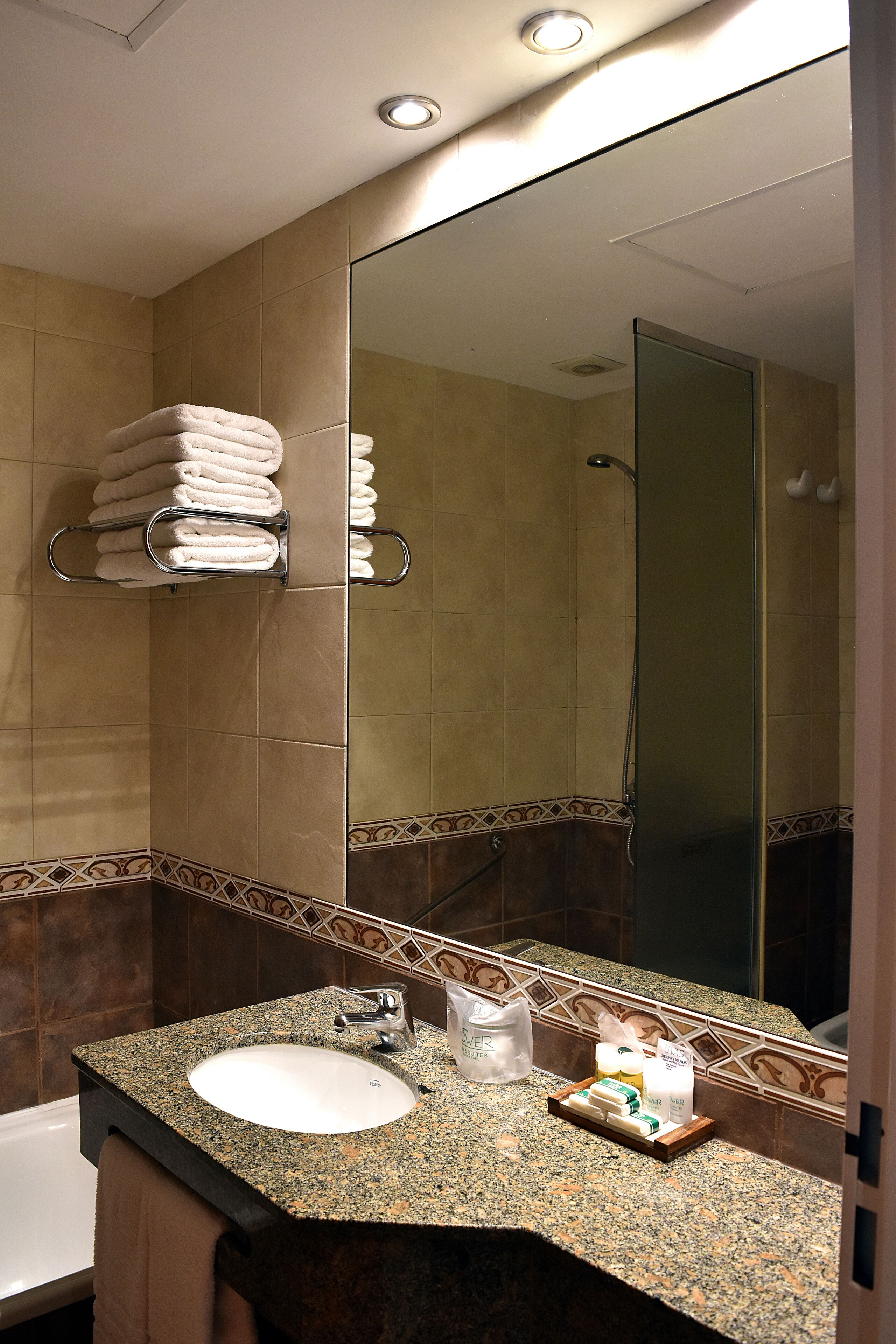 combined shower/bathtub, rainfall showerhead, free toiletries