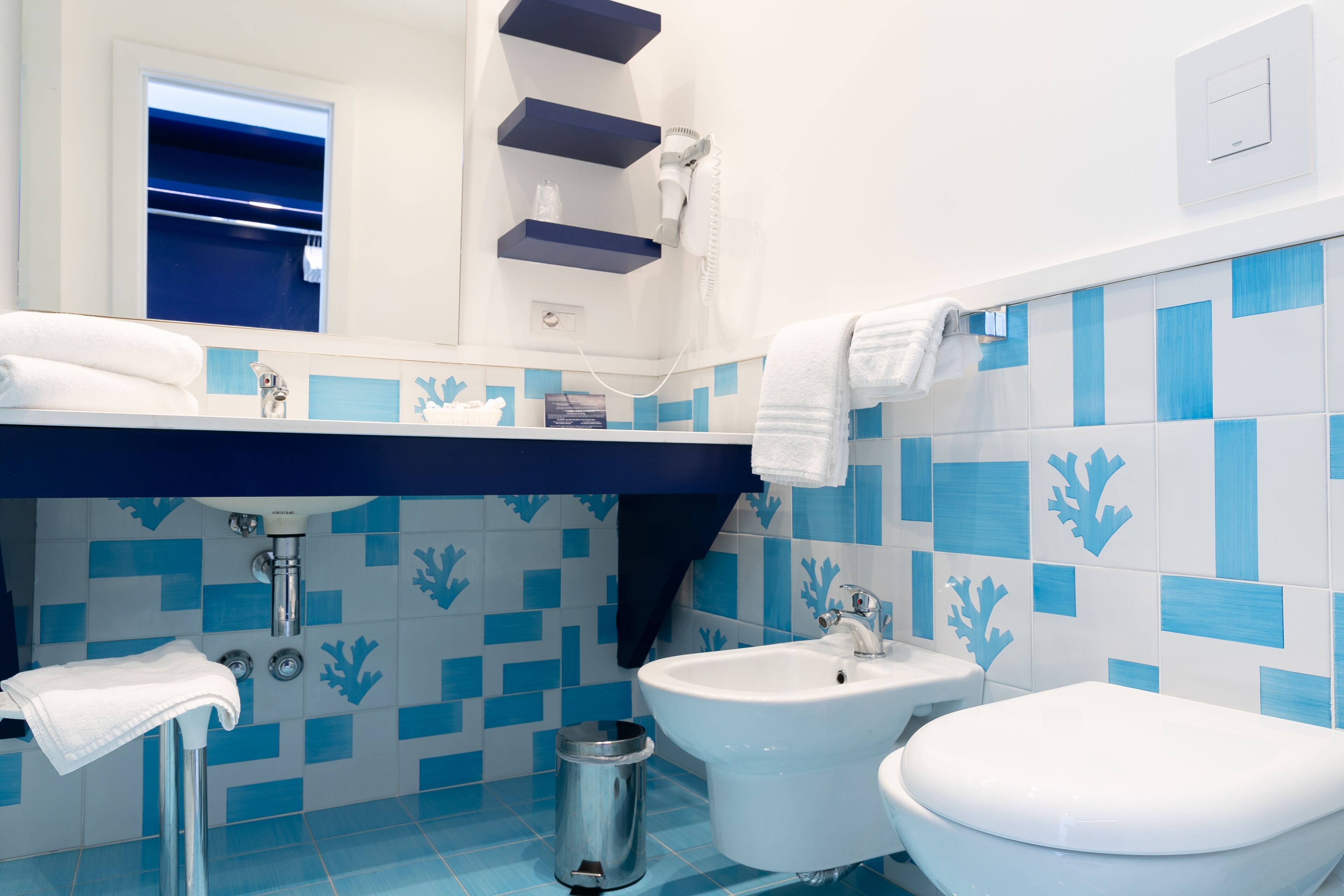 camera executive con jacuzzi vista mare | bathroom | free toiletries, hair dryer, slippers, bidet