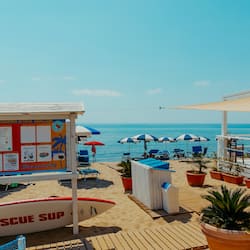 Spiaggia privata, sabbia bianca, lettini da mare, ombrelloni