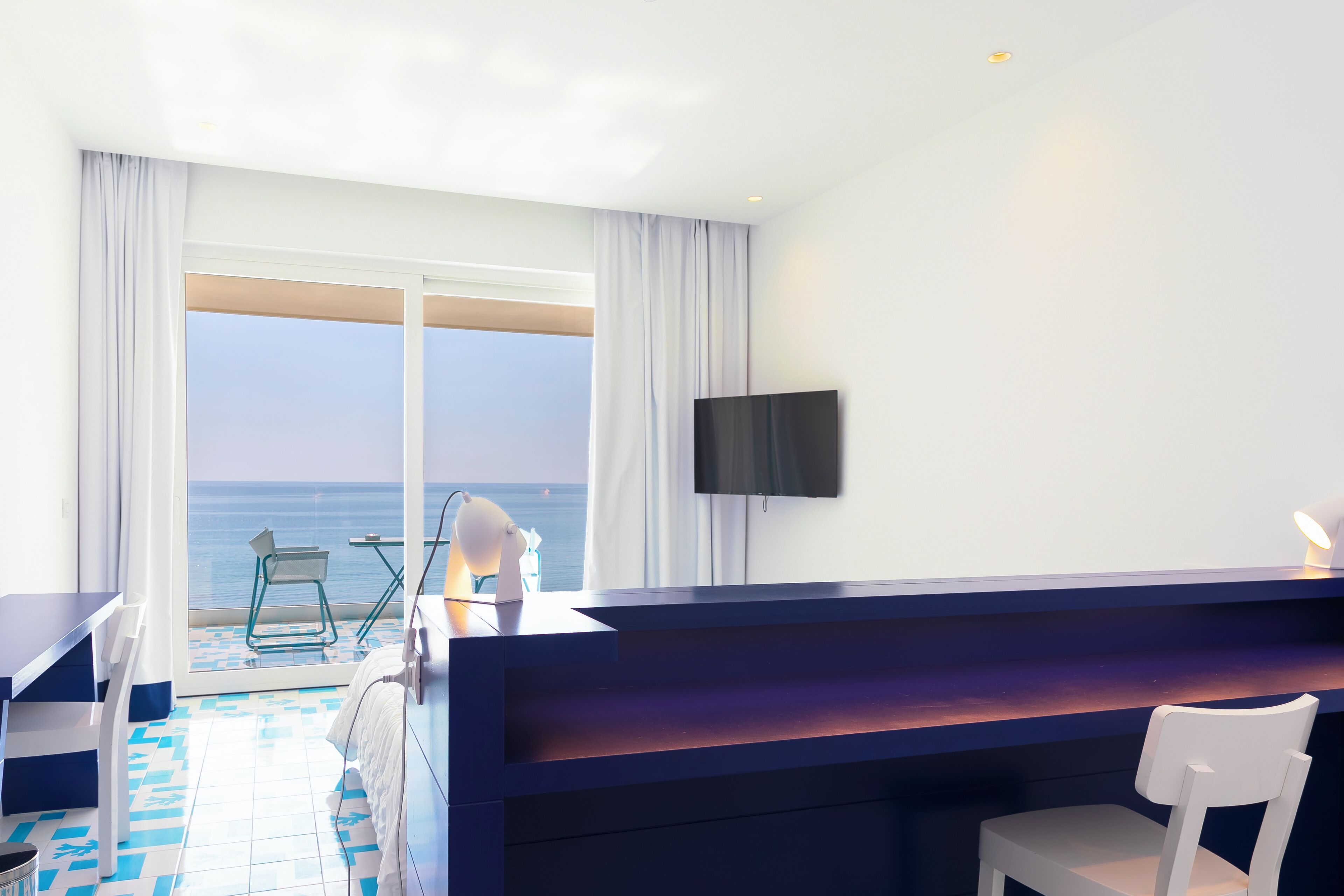 Hypo-allergenic bedding, minibar, in-room safe, desk
