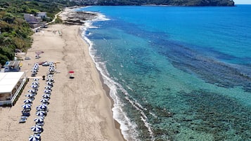 Plage privée, sable blanc, chaises longues, parasols