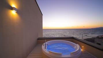 Camera Executive con Jacuzzi vista mare | Biancheria da letto ipoallergenica, minibar, una cassaforte in camera