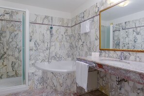 Quadruple Room | Bathroom | Combined shower/tub, hair dryer, bidet, towels - Hotel Donatello (Florence)