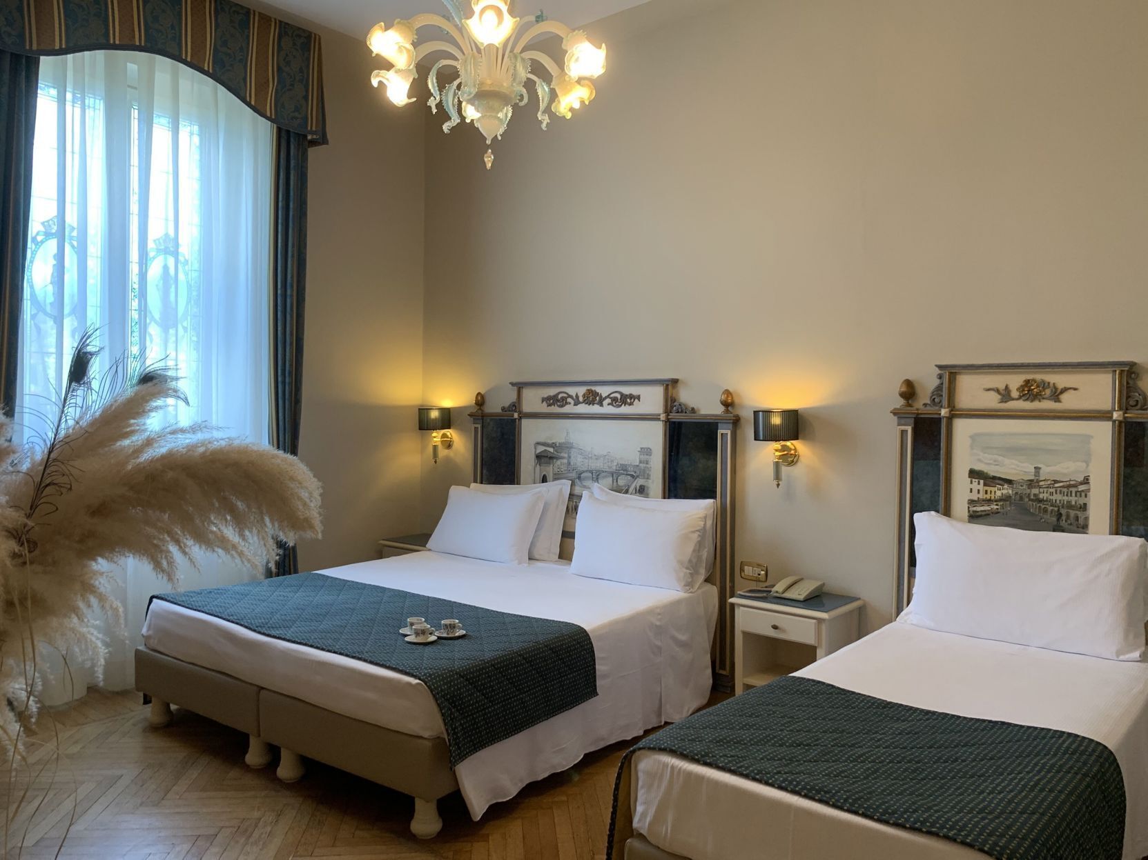 Minibar, mobiliario individual, escritorio y cortinas opacas