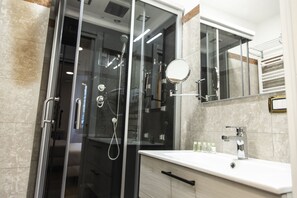 ヘアドライヤー、バスローブ、ビデ、タオル