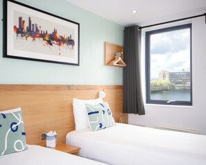 Schreibtisch, laptopgeeigneter Arbeitsplatz, Verdunkelungsvorhänge