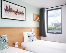 Masa, dizüstü bilgisayar çalışma alanı, güneşlik/perde, ütü/ütü masası 