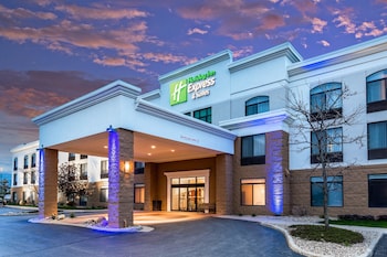 Holiday Inn Express & Suites Cedar Falls - Waterloo by IHG