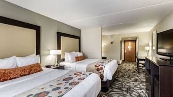 Värdeförvaringsskåp på rummet, skrivbord och mörkläggningsgardiner