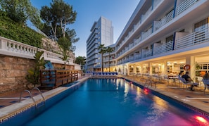 Outdoor pool, a rooftop pool, pool umbrellas - Globales Palmanova Palace (Calvia)