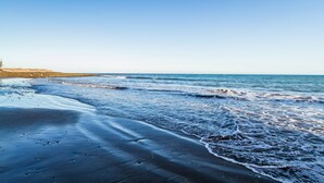 A beach with waves gently lapping at the shore. - BlueBay Beach Club Aparthotel (San Bartolomé de Tirajana)