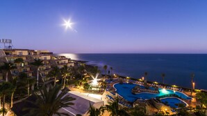 A resort with multiple swimming pools, a beach, and a view of the ocean. - BlueBay Beach Club Aparthotel (San Bartolomé de Tirajana)