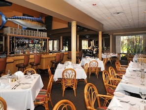 2 restaurants; lunch and dinner served