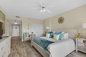 Studio, 1 King Bed | Individually decorated, individually furnished, iron/ironing board