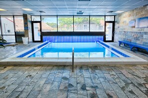 Piscine couverte, 4 piscines extérieures, chaises longues