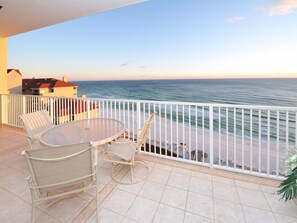 Condo, 2 quartos, 2 banheiros, de frente para o mar | Sacada