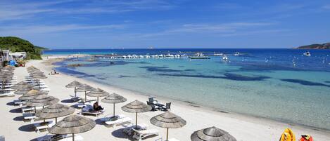 Privatstrand, weißer Sandstrand, Liegestühle, Sonnenschirme