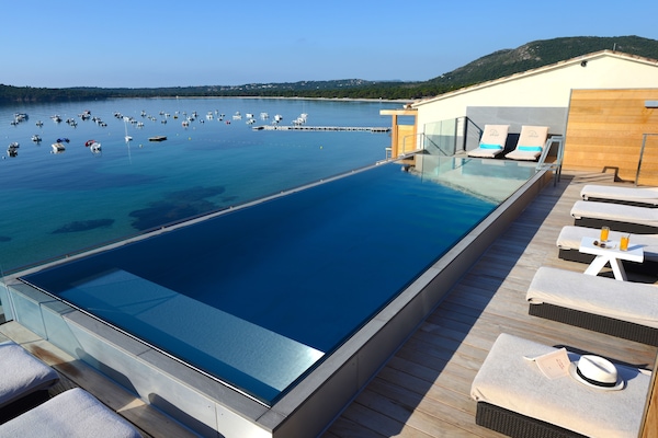 Piscine extérieure (ouverte en saison), piscine à débordement