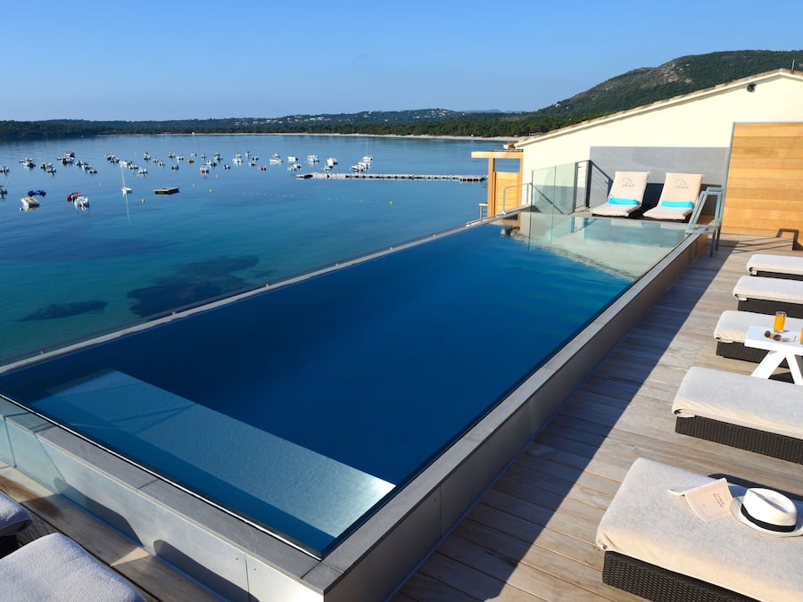 Piscine extérieure (ouverte en saison), piscine à débordement