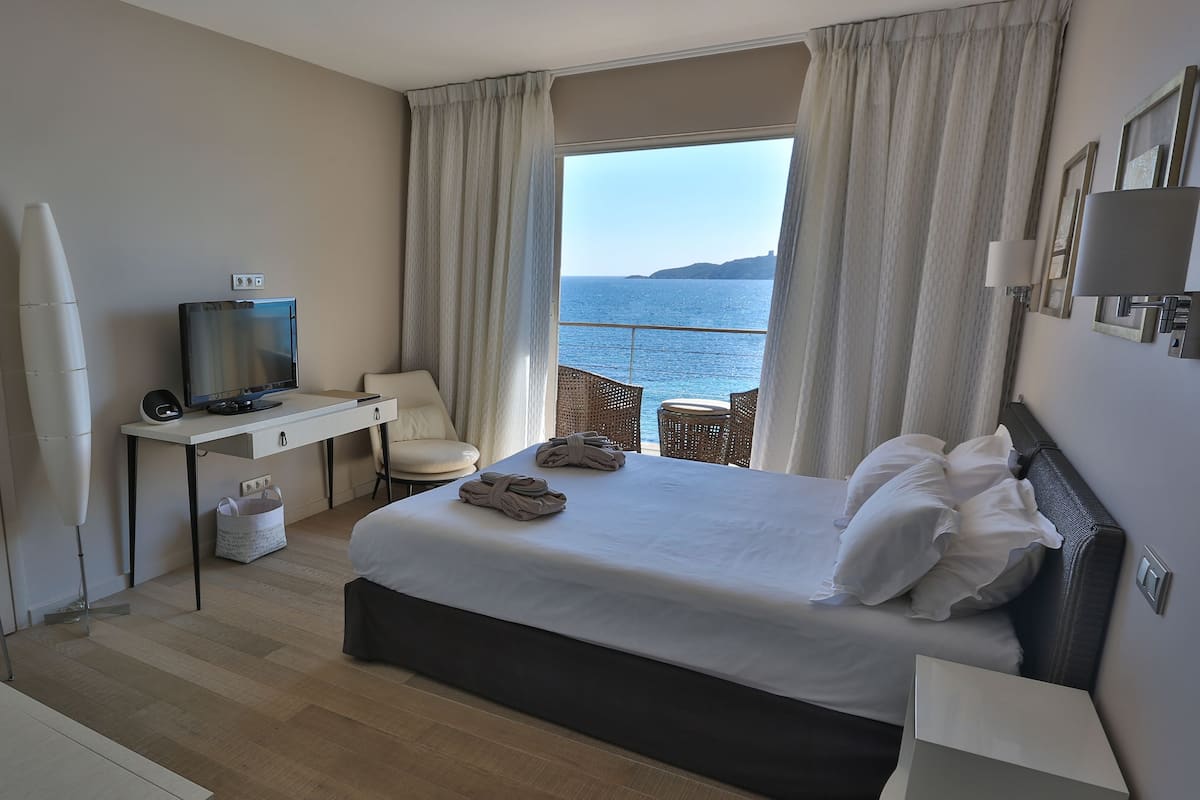 superior room | premium bedding, pillow-top beds, minibar, in-room safe