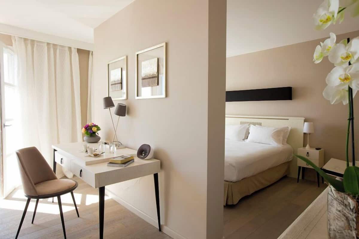 Junior Suite, Sea View | Premium bedding, pillowtop beds, minibar, in-room safe
