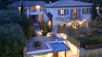 Vista frontal de la propiedad por la tarde o noche