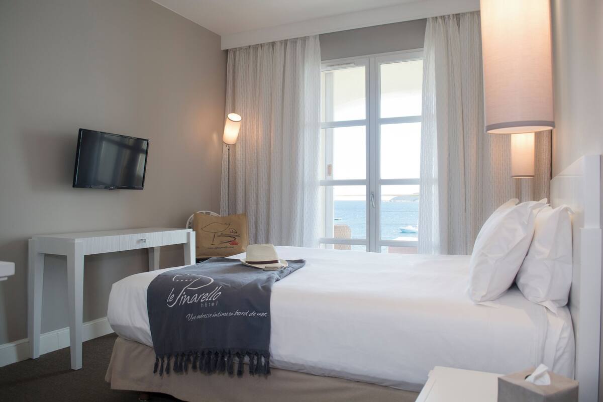 Premium bedding, pillowtop beds, minibar, in-room safe