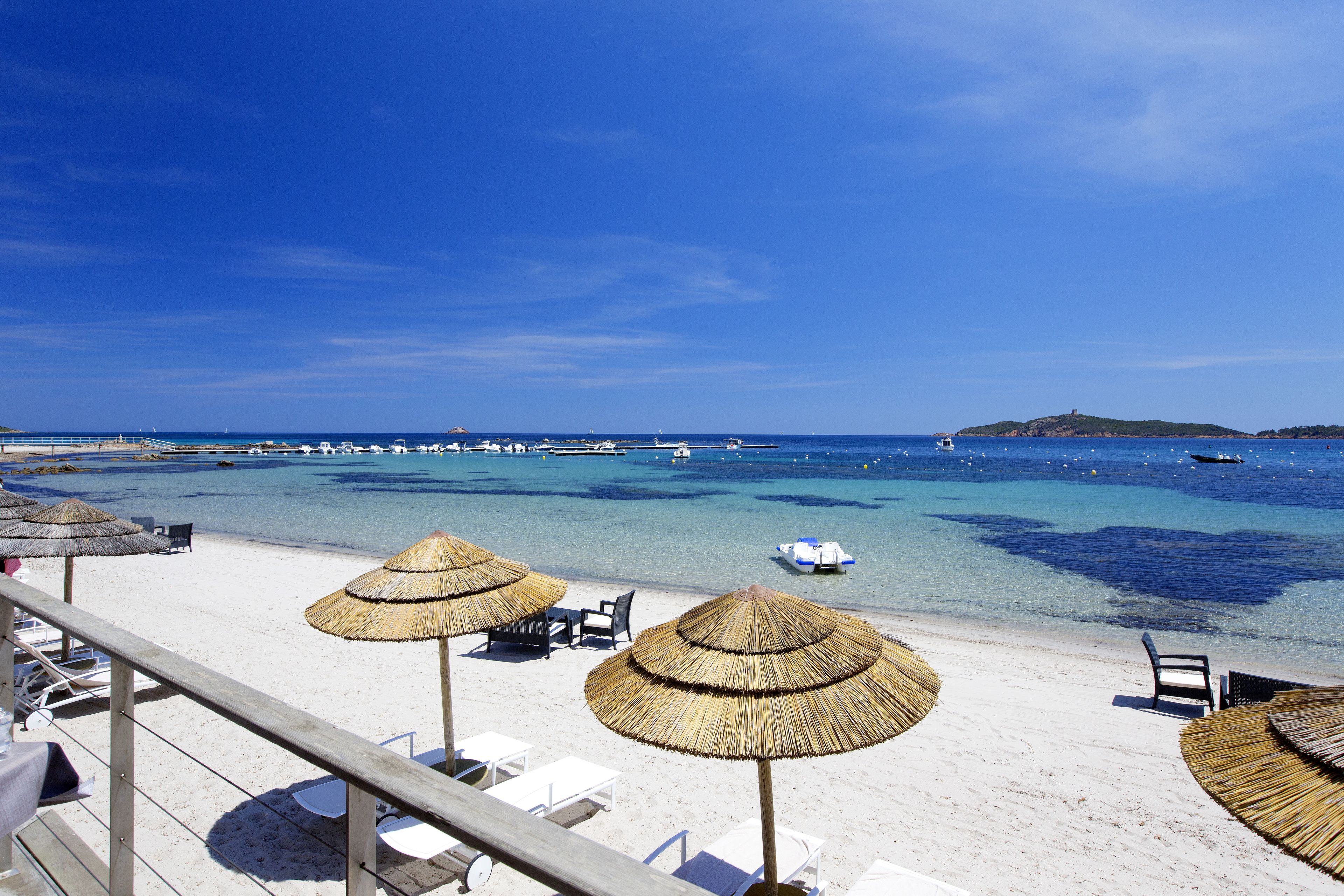 Spiaggia privata, sabbia bianca, lettini da mare, ombrelloni