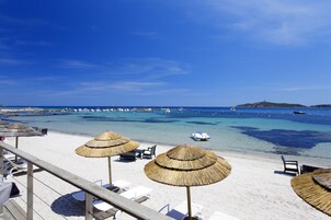 Playa privada, arena blanca, tumbonas y sombrillas