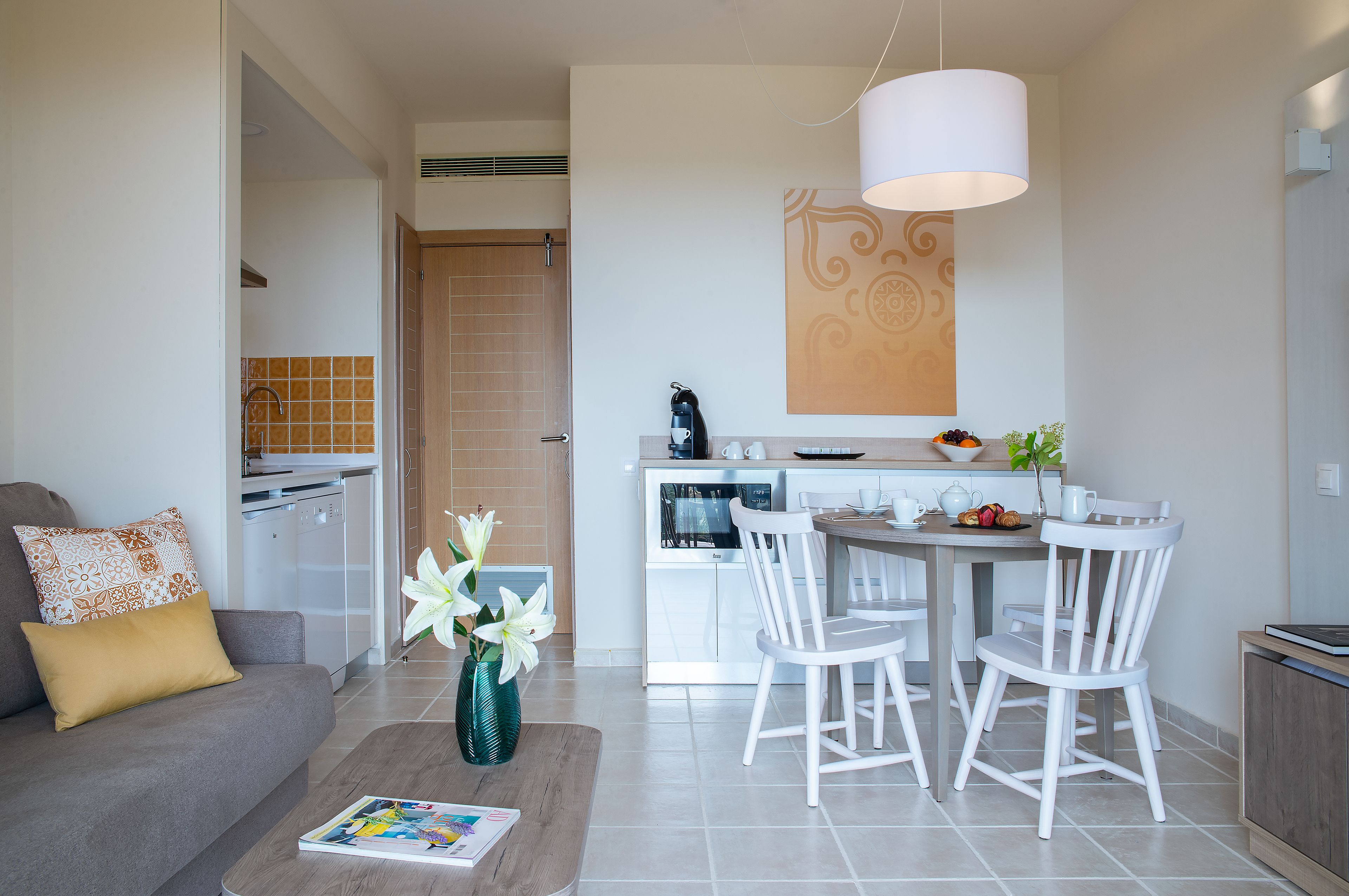 Una sala de estar moderna con un sofá, una mesa de centro y un comedor con sillas y una mesa.