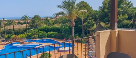 Una terraza con piscina, asientos exteriores y vistas al paisaje.