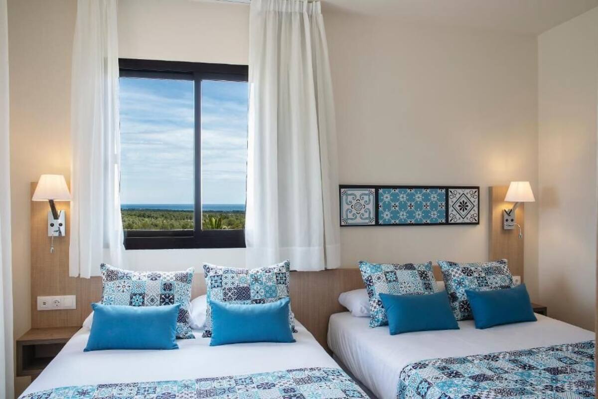 Cots/infant beds, free WiFi, bed sheets