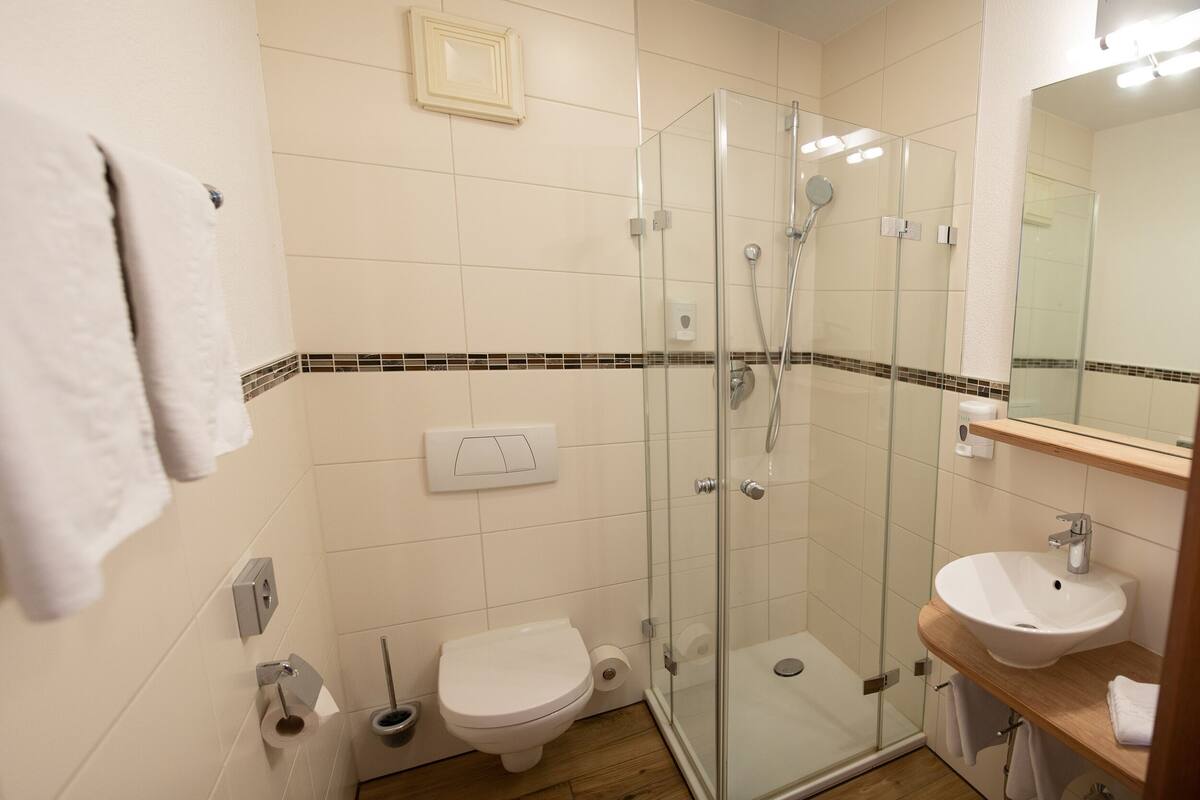 Standard Twin Room, Private Bathroom | Bathroom