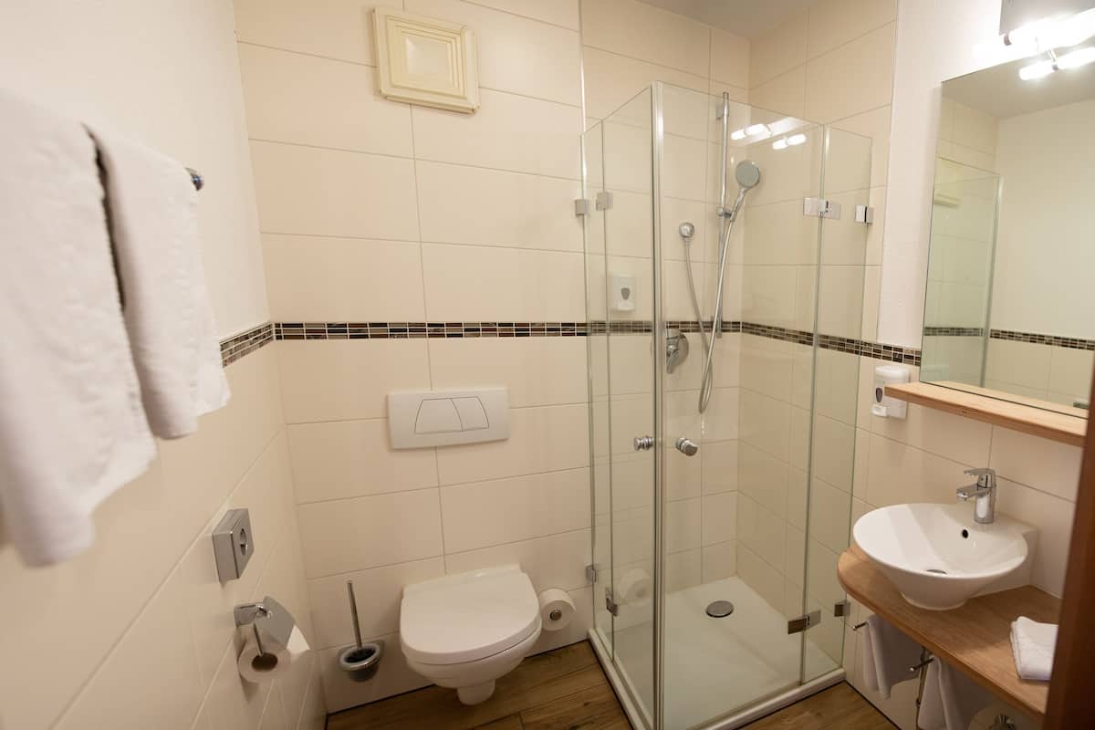 Standard Twin Room, Private Bathroom | Bathroom
